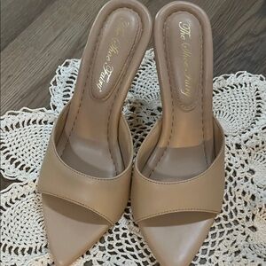 The Shoe Fairy Women's Tan/nude on point Heels open toe size 7.5